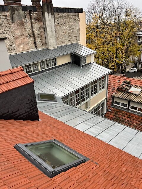 Travaux de toiture rue Henri Faisans avec intervention sur la couverture et amélioration de l’étanchéité