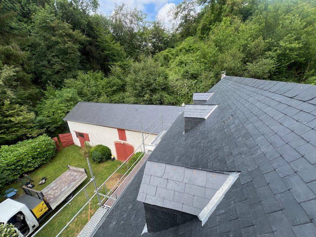 Réfection d’une couverture en ardoise naturelle à Saint-Faust 1 Réfection d’une toiture en ardoise naturelle à Saint-Faust avec renforcement de charpente traditionnelle sur maison béarnaise.