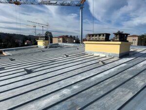 Remplacement d’une couverture en amiante par une toiture en zinc à joint debout avec isolation en laine de verre et pose d’un Velux de désenfumage